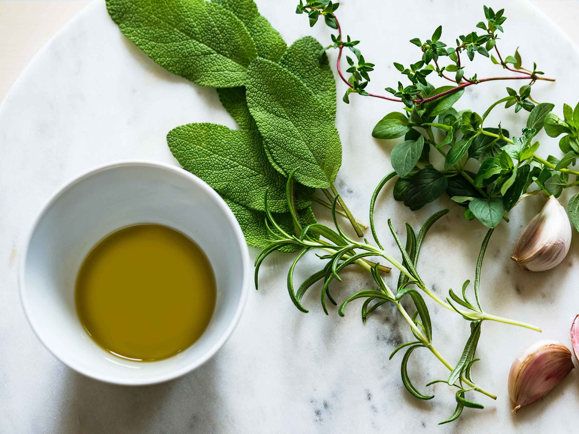Why you should never store garlic in olive oil