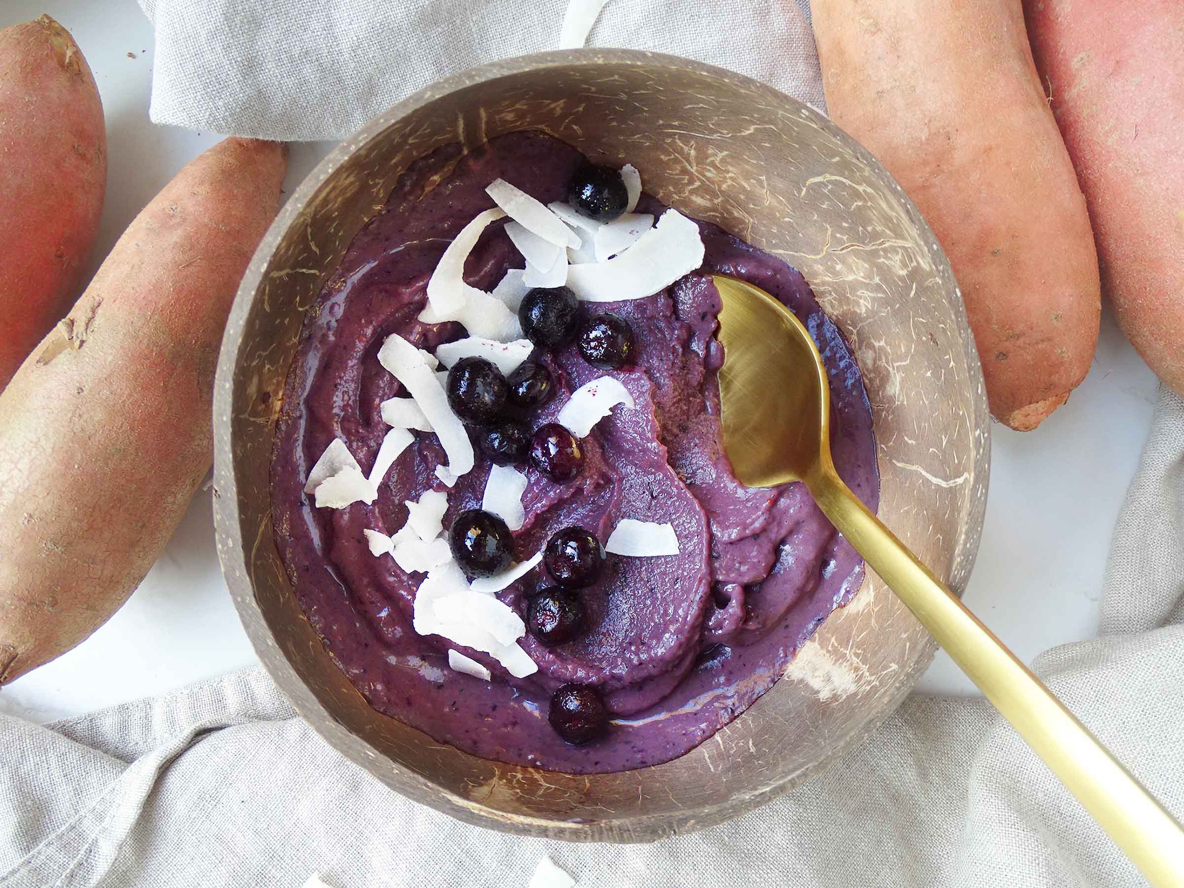 sugar free ginger blueberry smoothie bowl