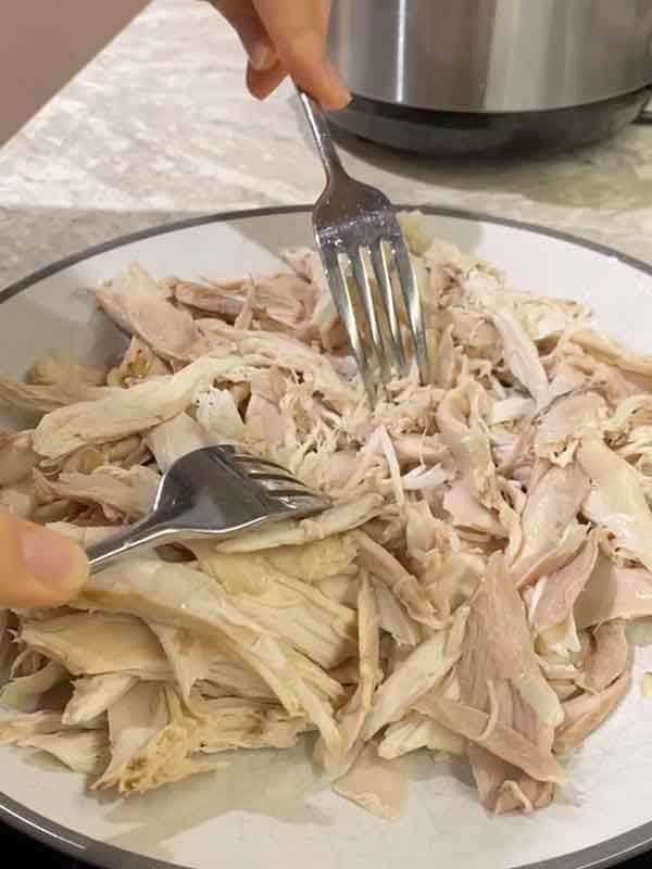 slow cooker chicken meal prep method shredding