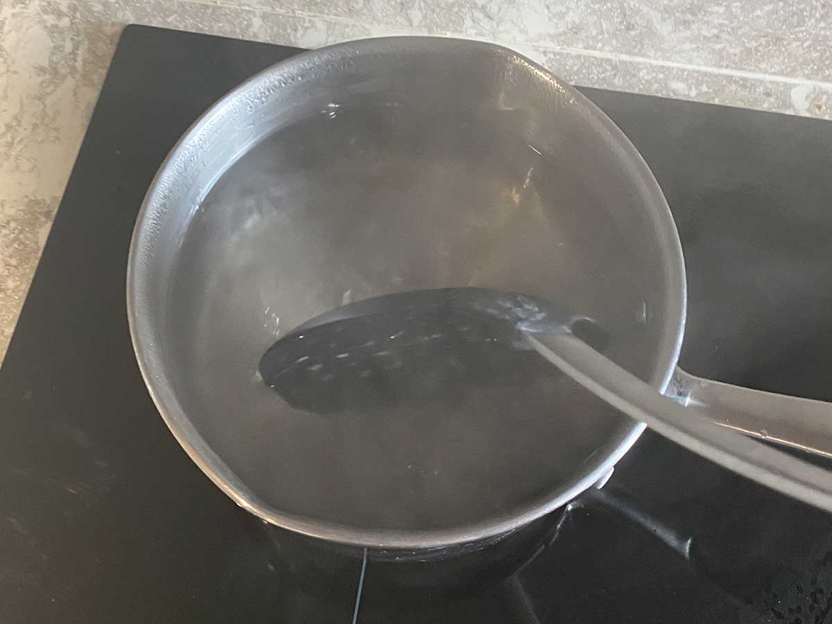 How to poach eggs at home - step 1