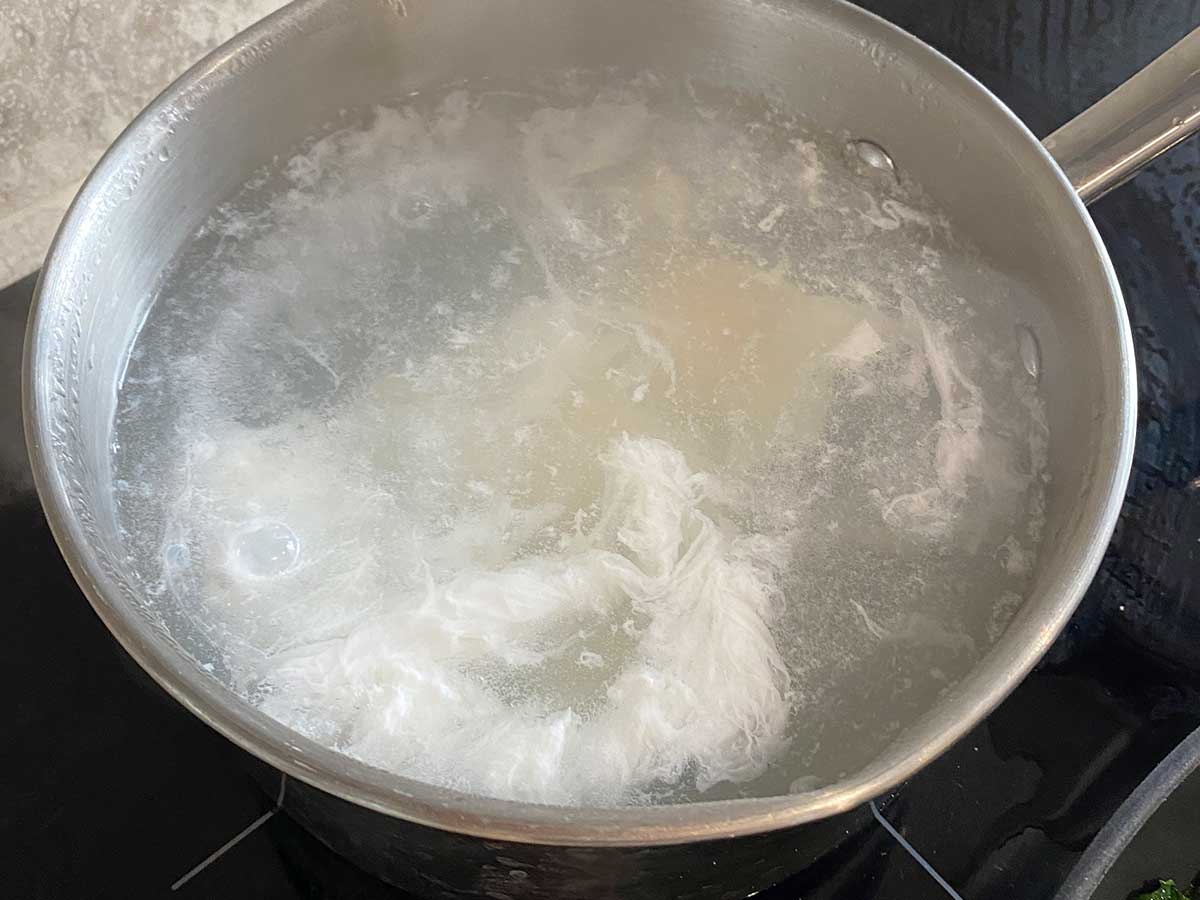 How to poach eggs at home - step 2