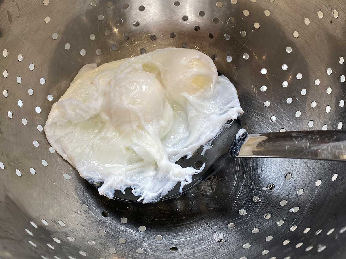 How to poach eggs at home - step 6
